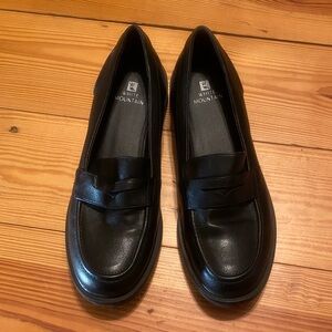 White Mountain Women's Classic Black Flats